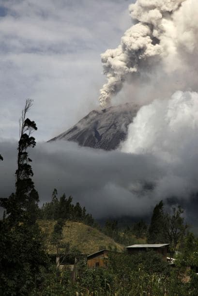 El Tungurahua, de 5,019 metros de altura, se encuentra en la frontera de las provincias de Chimborazo y Tungurahua.