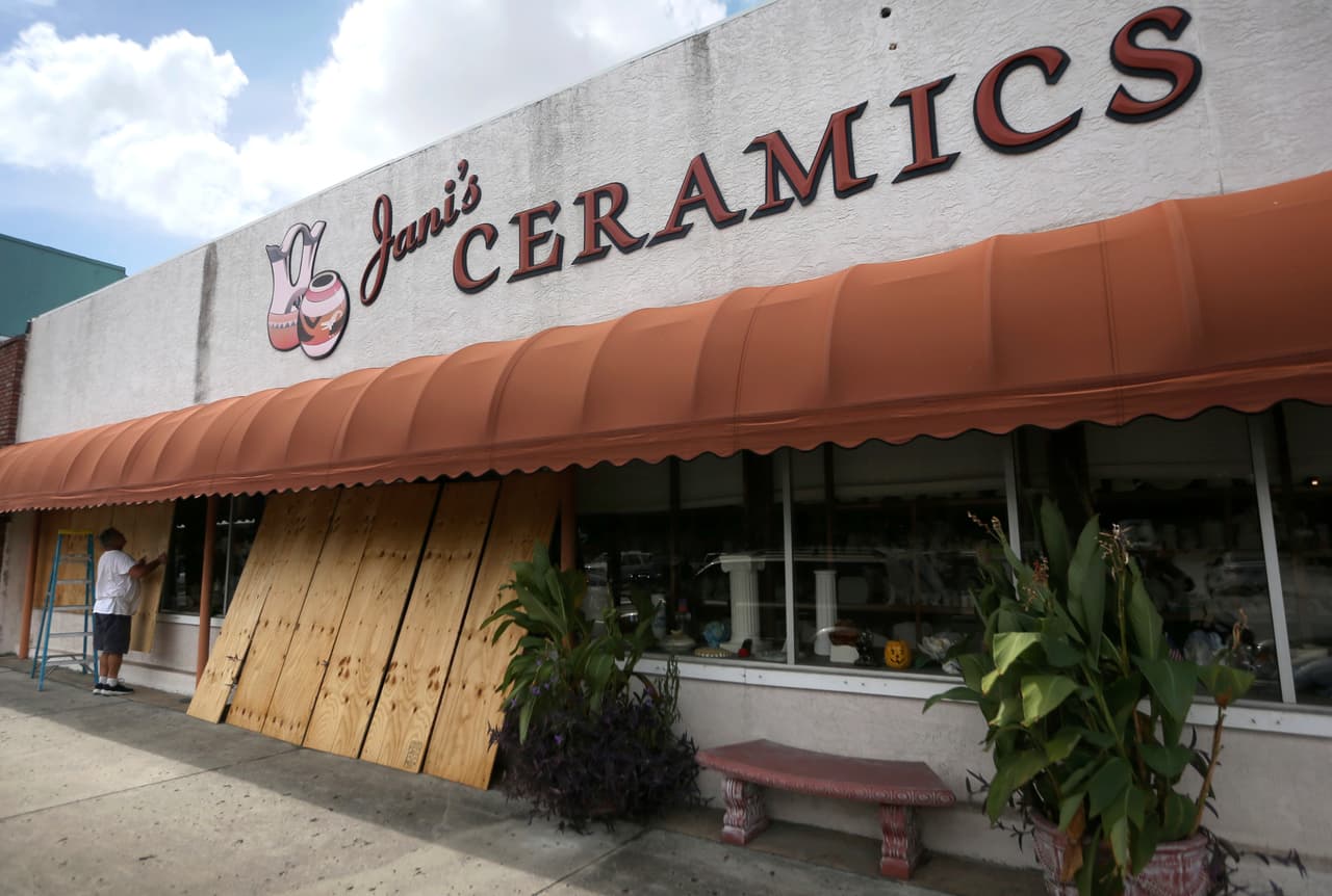 Los expertos pronostican que el ojo tocará muy cerca de Panamá City, donde los residentes han protegido sus casas y negocios con madera.