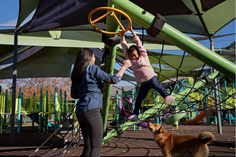Heidy García juega con Tiana Cruz en el North Shore Rotary Park de Cloverleaf. Los pequeños parques del vecindario son algunos de los pocos puntos de encuentro de la comunidad.