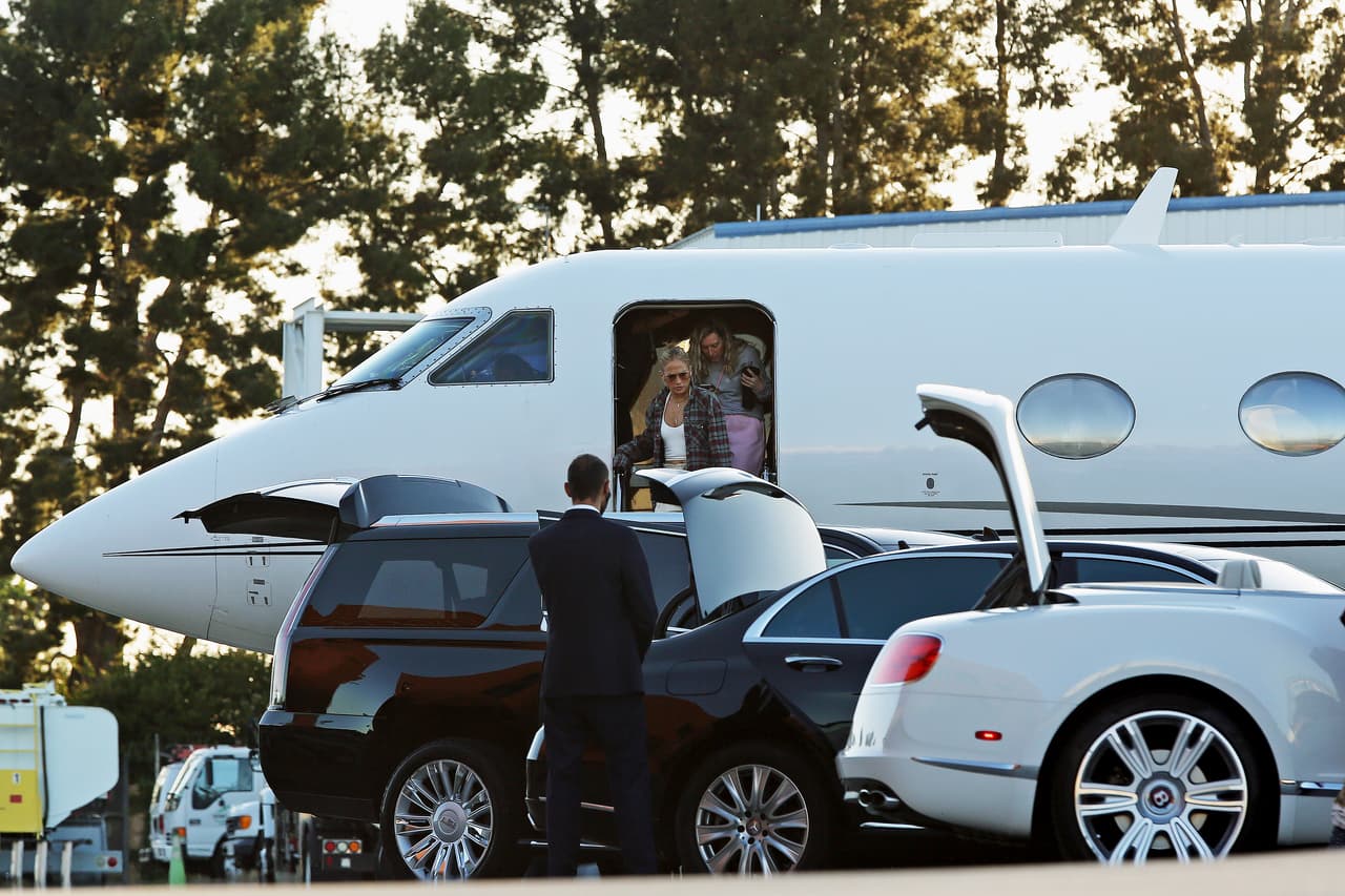 Al momento del arribo de la familia, ya los esperaban varios autos de lujo.