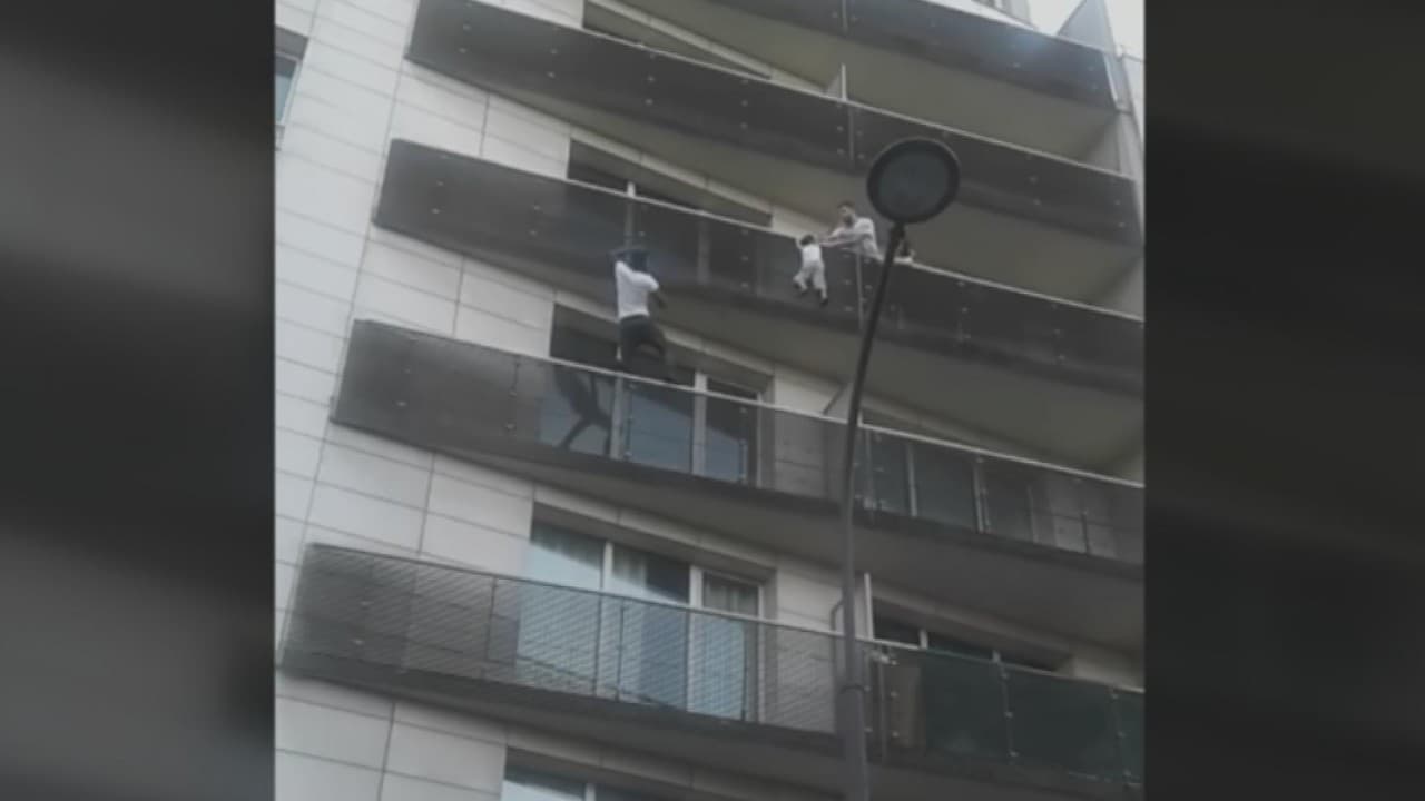 El niño rescatado en París "había caído de un apartamento superior antes de agarrarse al balcón" del quinto piso