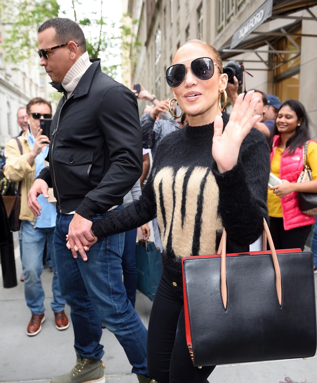 Por más que los presionan para que se casen, la 'Diva del Bronx' ha insistido que quiere tomarlo todo con calma. El, por su parte,
<b><a href="https://www.univision.com/entretenimiento/maxima-presion-jlo-publica-esta-foto-y-los-fans-claman-por-la-boda-a-rod-y-el-pa-cuando">respondió al tema 'El anillo' </a></b>diciendo que se lo dará cuando ella le diga.