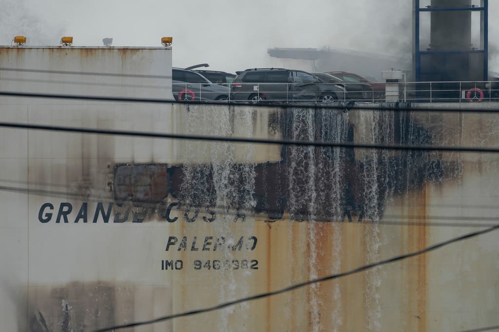 En un principio los bomberos no consiguieron encontrar a sus compañeros y se pidió ayuda a compañías de rescate de fuera del estado.