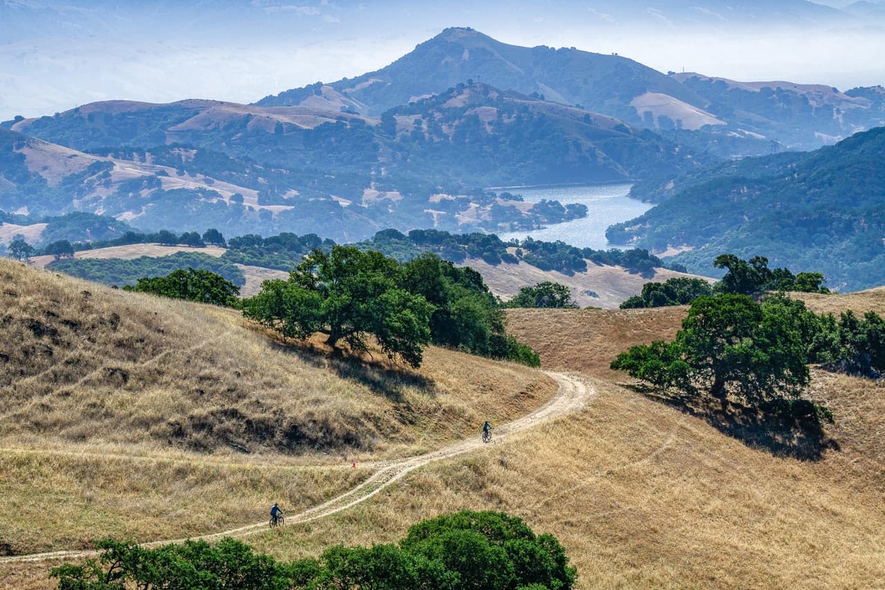 <a href="https://www.openspaceauthority.org/" target="_blank">Sierra Vista Open Space Preserve</a>, en las estribaciones orientales del condado de Santa Clara, ofrece vistas panorámicas del valle y la oportunidad de pasear por diversos paisajes, como bosques de robles, praderas onduladas y comunidades de chaparrales.