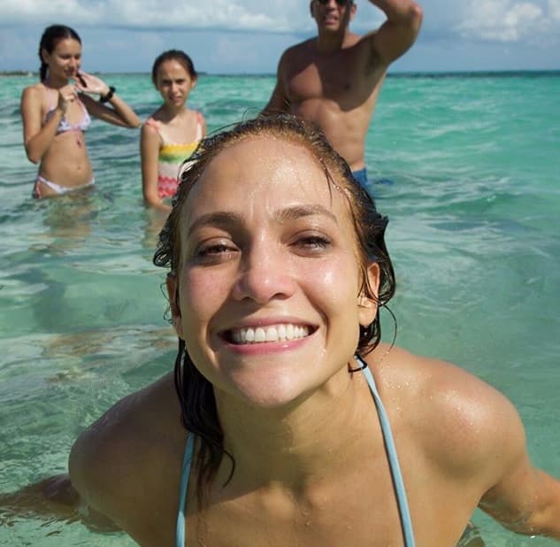 Así de sonriente llegó Jennifer López a su cumpleaños número 49, acompañada de sus seres más queridos y disfrutando del pleno verano en el mar.