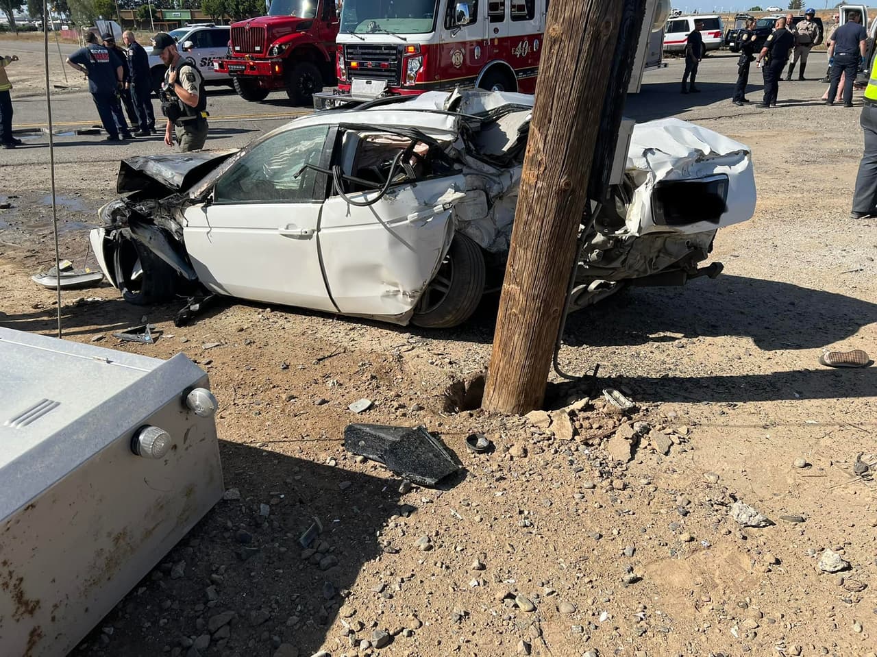 Con la fuerza del impacto, el auto salió proyectado contra un poste de luz.