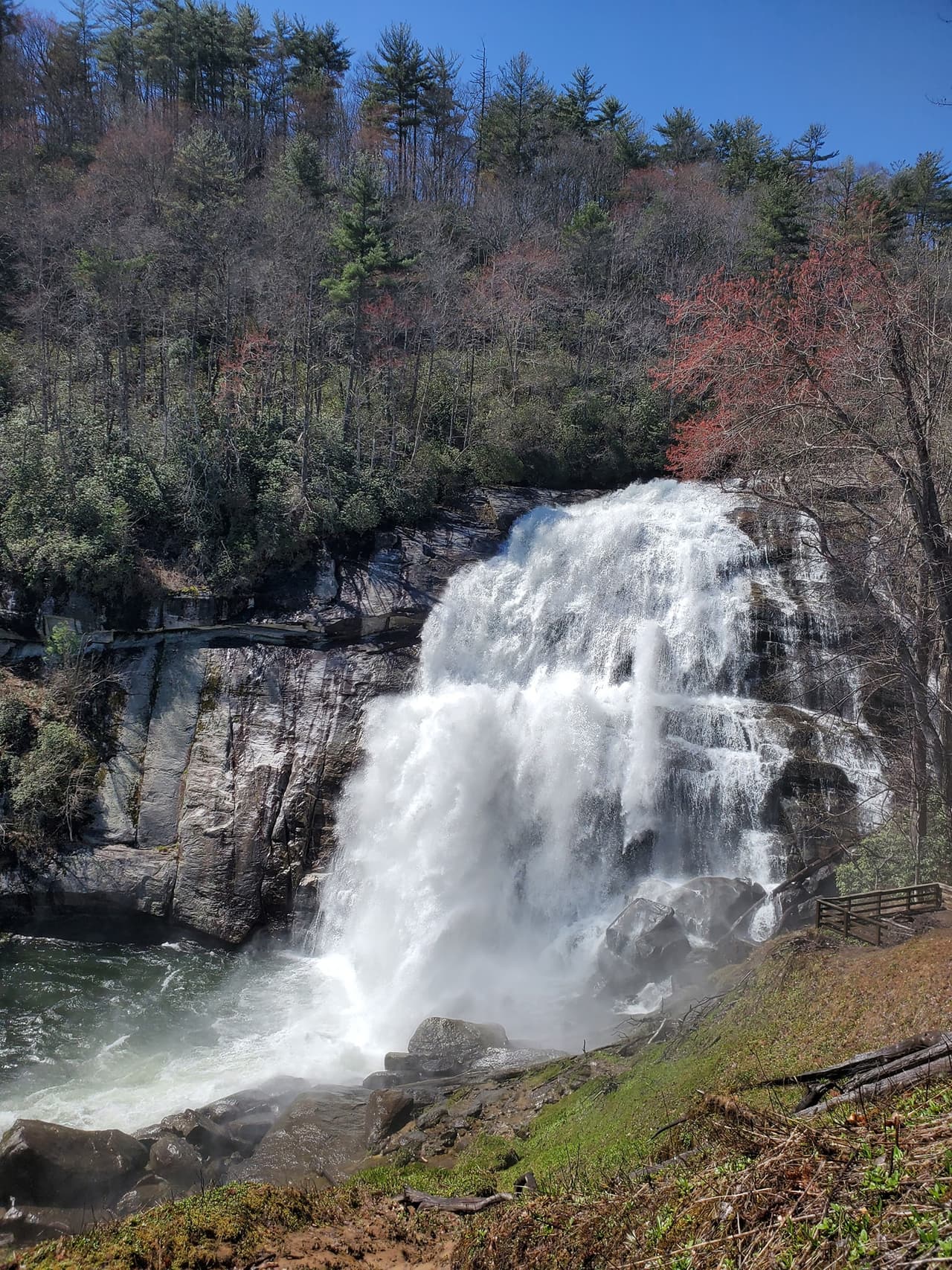 Rainbow Falls se eleva hasta los 150 pies y es impresionante, especialmente después de un clima lluvioso que hace crecer el río Horsepasture.