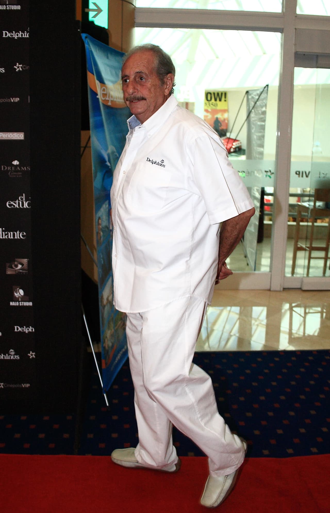 El actor recordó que el jefe de seguridad de Emilio Azcarraga Milmo le contó lo que supuestamente había ocurrido: “Ella entró intempestivamente por un pasillo llorando con la ropa desgarrada, ayúdenme que me quieren violar, ‘¿quien la quiere violar?’, ‘mi papa me quiere violar’, ¿quién es su papá?’, ‘Jorge lavat’”.
<br>