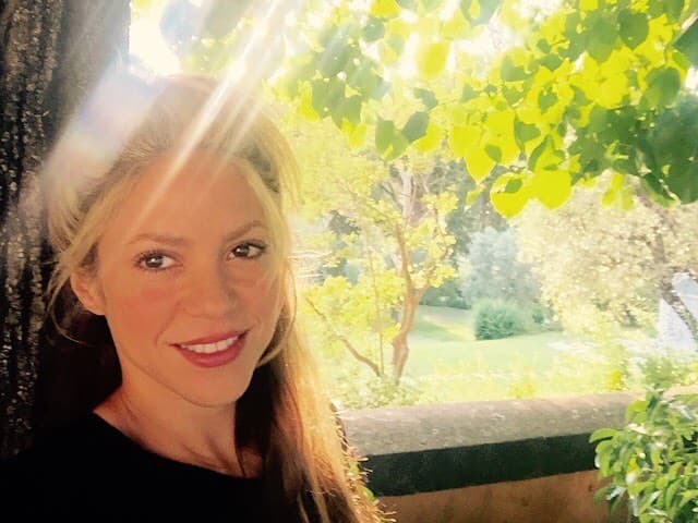 Bella y deslumbrante, así posó Shakira oara esta selfie.