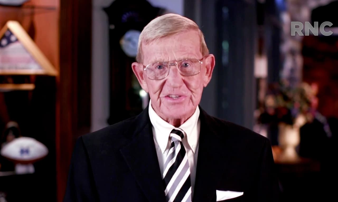 Lou Holtz, exjugador de fúltbol universitario, dijo que apoya al mandatario porque confía en él. "Cuando un líder te dice algo, tienes que poder confiar en eso. Eso es el presidente Trump. El habla en serio y ha hecho lo que dijo que iba a hacer en cada momento", señaló.