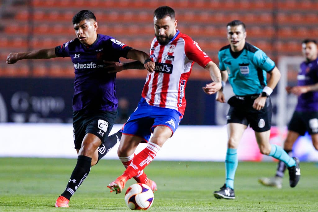 Alexis Canelo tuvo la oportunidad de abrir el marcador desde los once pasos apenas rebasados los 70’ de juego, pero el cancerbero escarlata atajó el tiro con poco esfuerzo. Toluca y San Luis llegaron a 18 y 12 unidades, respectivamente. En la J11, San Luis visitará Querétaro y Toluca recibirá al Pachuca.