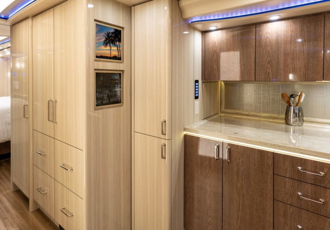 La 
<b>cocina</b> está fabricada con mármol y tiene una parrilla, detalló Daily Mail.
<br>