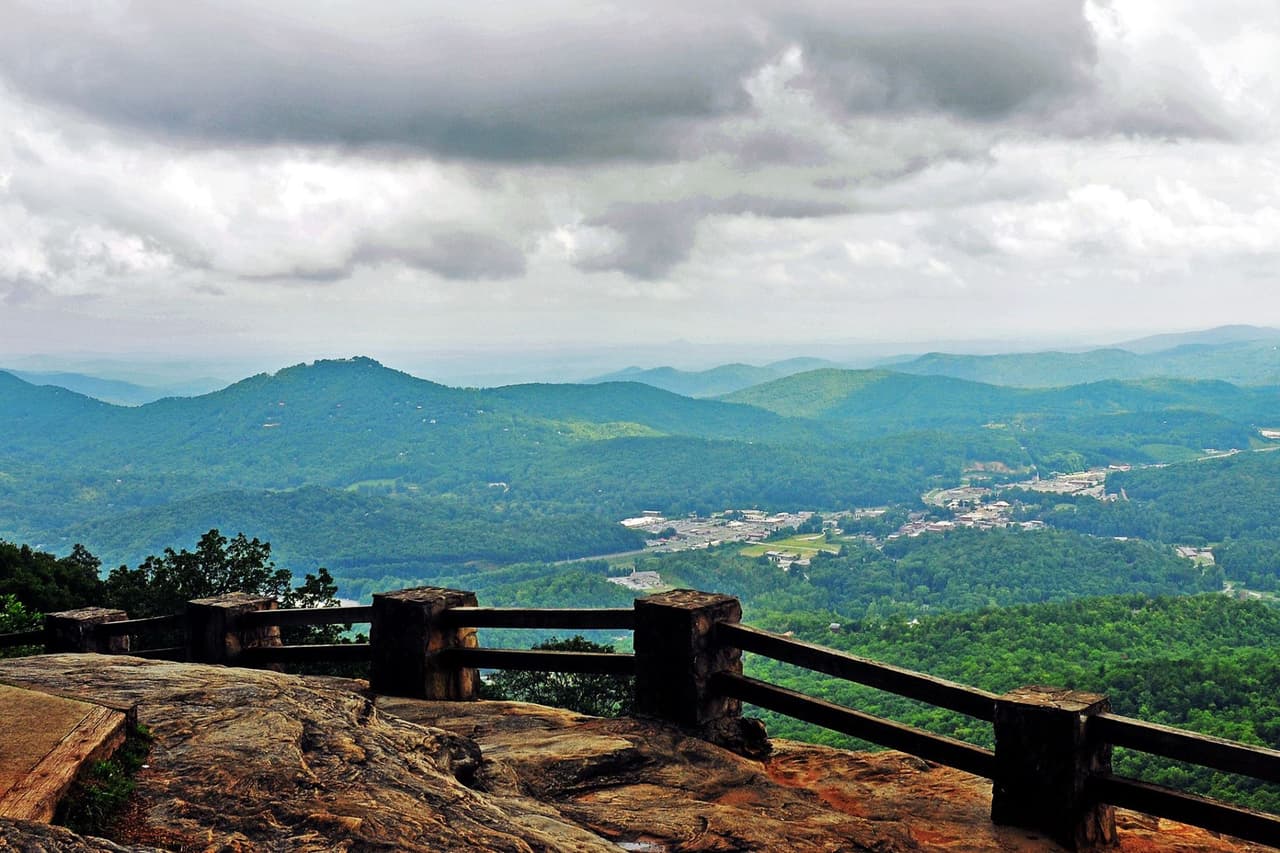 <b>Dillard</b>: es la ciudad de montaña perfecta si lo que buscas es caminar, montar en bicicleta, o pescar, entre otros. Pasar el día al aire libre en Dillard es perfecto para desconectarte, especialmente cuando ves toda la belleza de las montañas que te rodean.