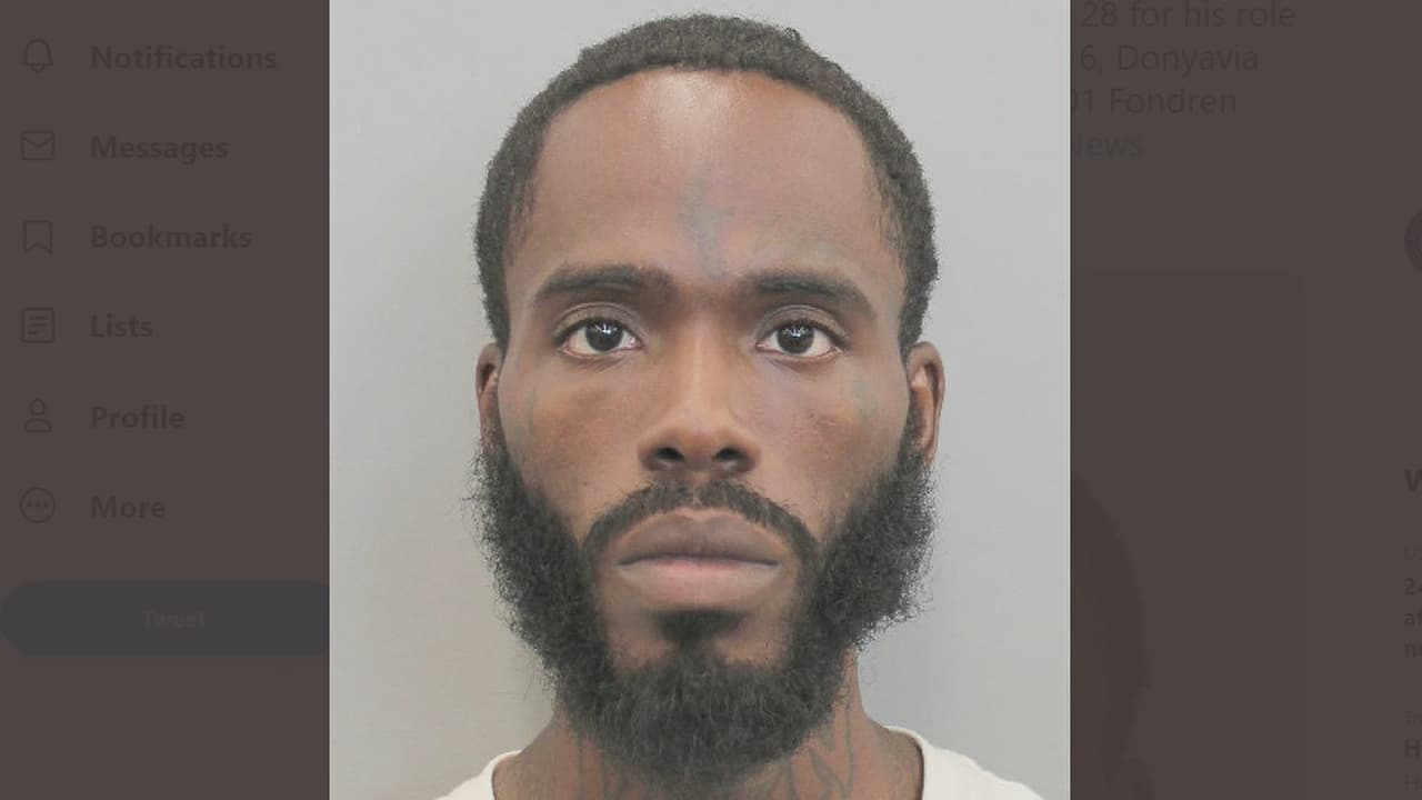 <b><a href="https://www.univision.com/local/houston-kxln/autoridades-xavier-dominique-davis-acusacion-asesinato-pena-capital-houston-investigan-tiroteo-menor-muerto-herida-fotos">Xavier Dominique Davis,</a></b> de 28 años, es señalado por disparar contra cuatro personas, de las cuales tres fallecieron y una niña de 10 años sobrevivió. El hombre fue arrestado y enfrenta tres cargos de asesinato con posibilidad de pena capital y uno por agresión agravada. Se le fijó fianza de 1 millón 40 mil dólares.
