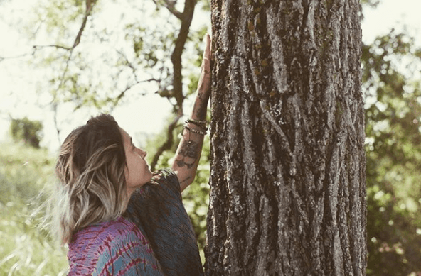Ahora, Paris Jackson optó por atuendos cómodos que le permiten mantener una mayor conexión con la naturaleza.