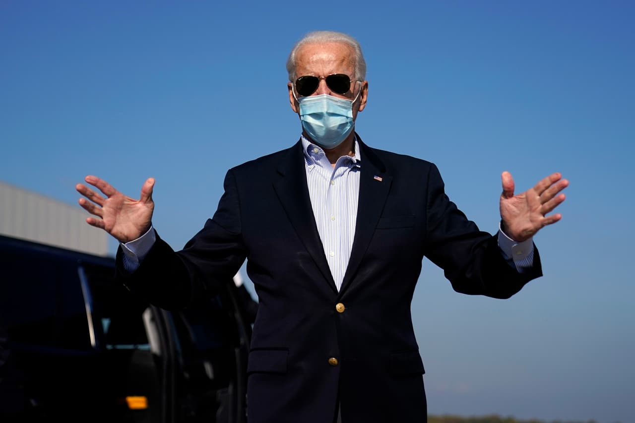 Joe Biden a su llegada al aeropuerto de New Castle, Delaware, en camino hacia el debate. Dijo a la prensa antes de volar a Nashville que se había sometido al test de COVID-19, el cual dio negativo.