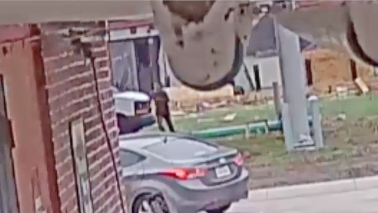 Obrero hispano defiende a su padre en un robo y el asaltante le da un tiro en la cara