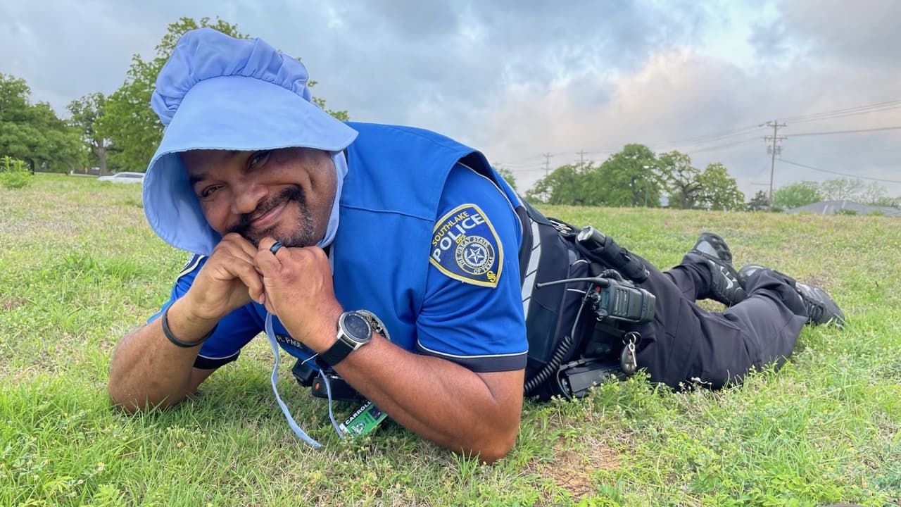 Aseguran que ellos fueron quienes crearon esta tendencia de posar en campos en primavera y anunciaron, (en broma) que el Jefe de la Policía de Southlake aprobó este gorro como parte del uniforme de los oficiales.