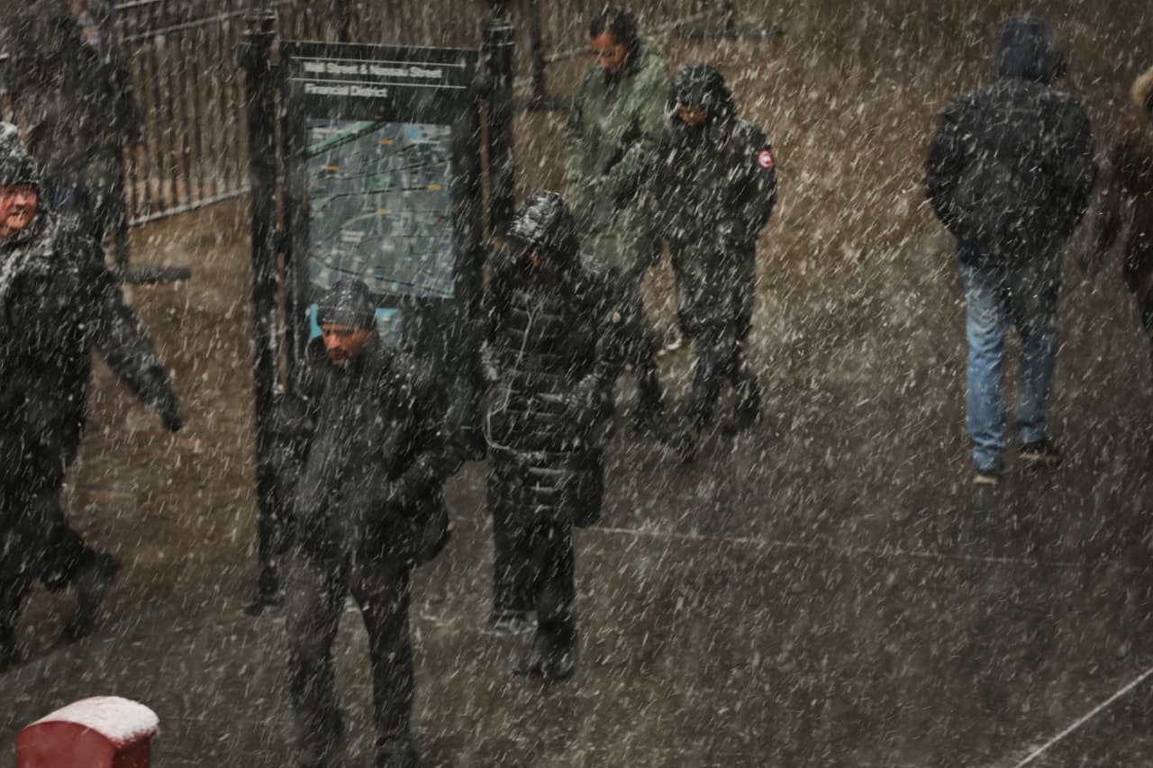 El vórtice polar se ha desplazado hacia el este y en la ciudad de Nueva York comienza a sentirse las bajas temperaturas extremas.
<a href="https://www.univision.com/noticias/ola-de-frio/fotografia-interactiva-asi-se-ve-desde-el-espacio-el-frio-extremo-sobre-los-grandes-lagos?12312=">Minneapolis lo tuvo peor, con -28ºF con una sensación térmica de 49ºF bajo cero, mientras que Detroit estaba a 9ºF bajo cero con una sensación térmica de -35ºF</a>.