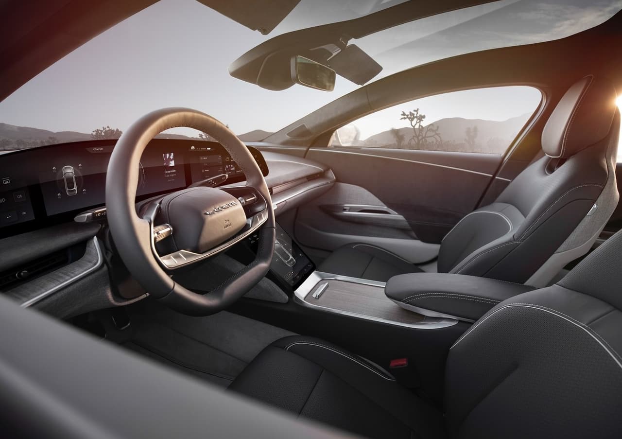 Resalta su enorme pantalla curva 5K de 34 pulgadas, similar a la presente en la nueva generación de la Cadillac Escalade, la cual está dividida en diferentes secciones para hacer de tablero de instrumentos, consola central para el sistema de información y entretenimiento y otra área para información adicional.