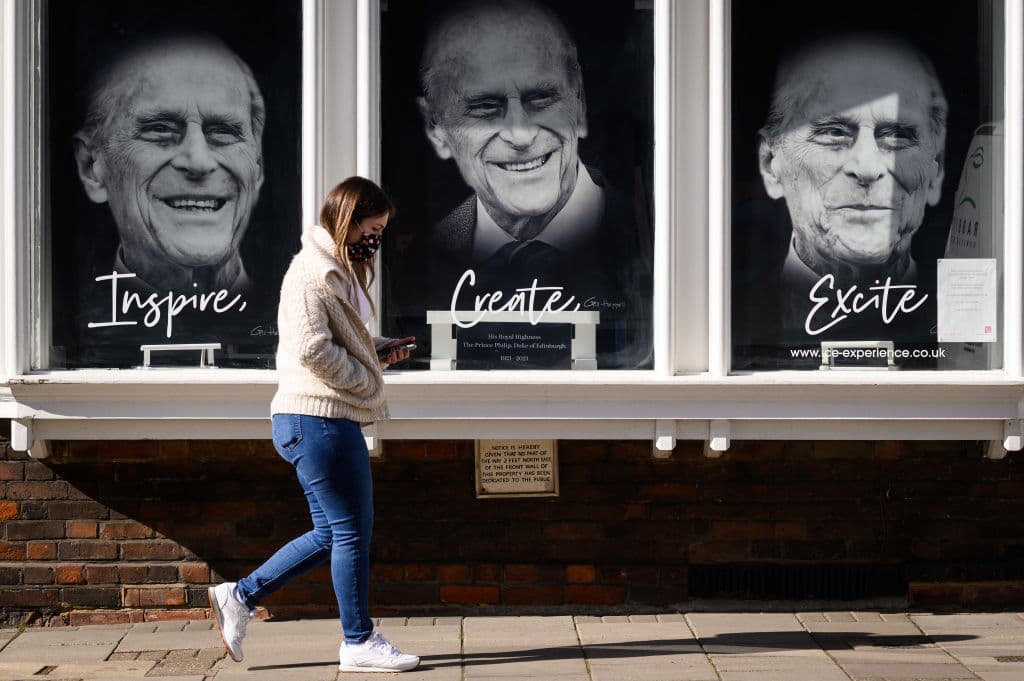 El príncipe Philip es recordado como el esposo de la reina Isabel II que luchó por mantener la monarquía, así como por sus comentarios improvisados que a veces fueron demasiado inapropiados y otras veces fueron considerados racistas.