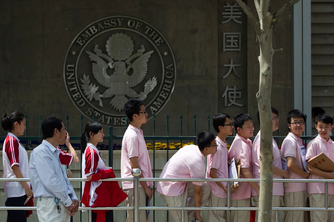 Imagen de archivo de estudiantes chinos esperando su entrevista de visa en la Embajada de EEUU en Pekín en 2012. (AP Photo/Alexander F. Yuan, File)