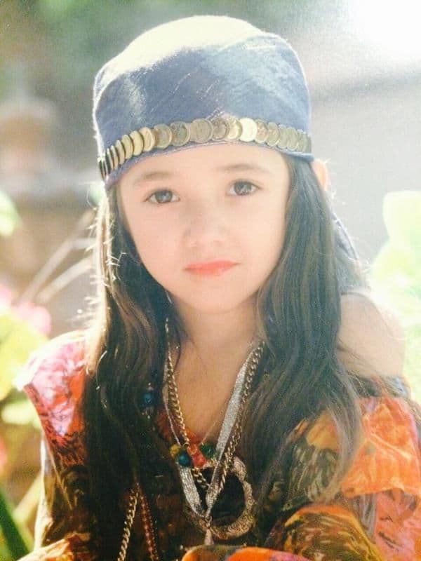 Sherlyn debutó en el mundo de la actuación a los 7 años de edad con la película ‘Zapatos Viejos’, donde dio vida a Mary, una niña huérfana que es amiga de Gloria, personaje realizado por Gloria Trevi. En 1997, cuando tenía 12 años impactó al público por realizar un papel tan fuerte para una niña de su edad en 'Elisa antes del fin del mundo'.