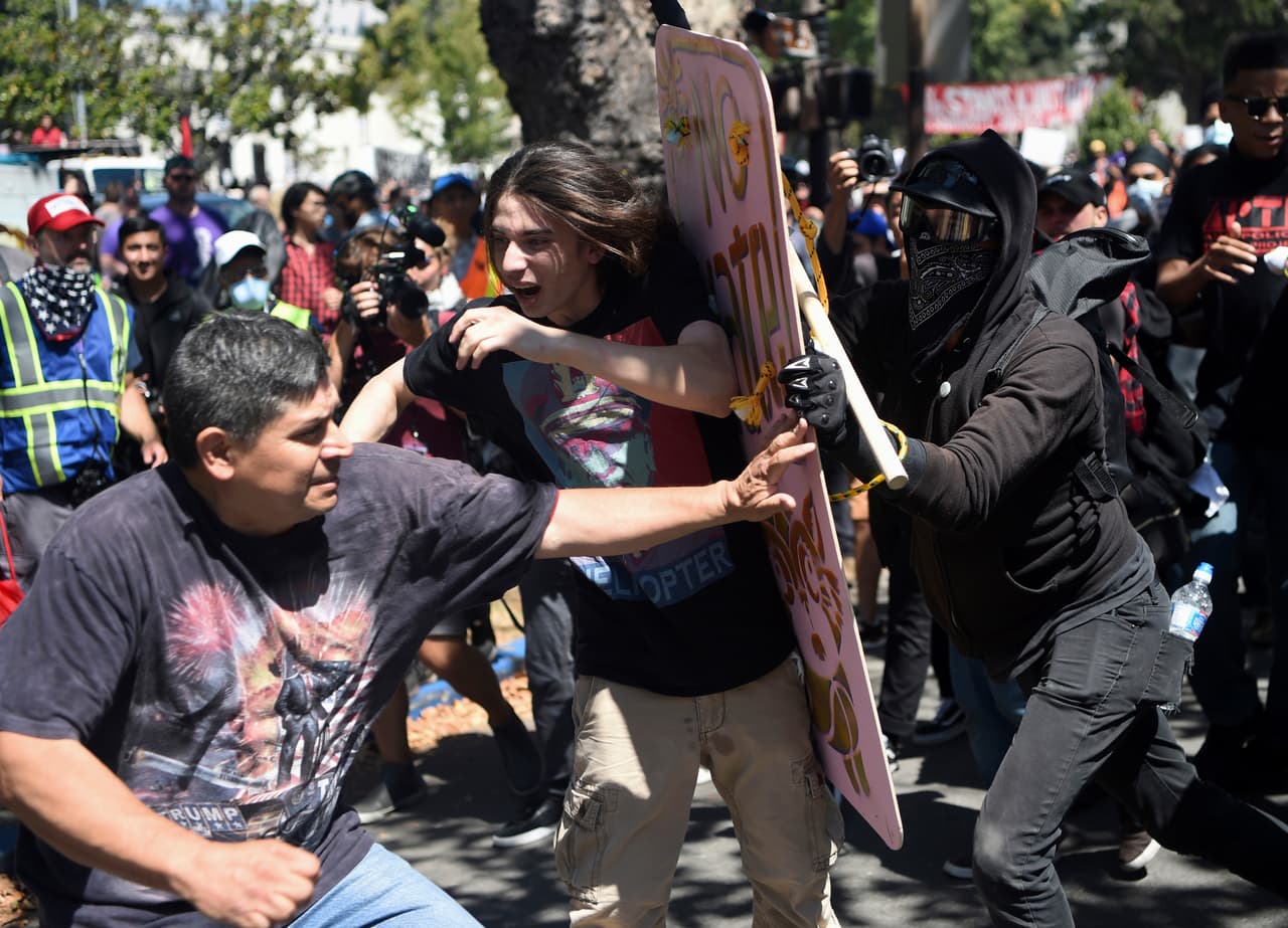 Enfrentamientos entre simpatizantes y opositores a Trump en Berkeley.