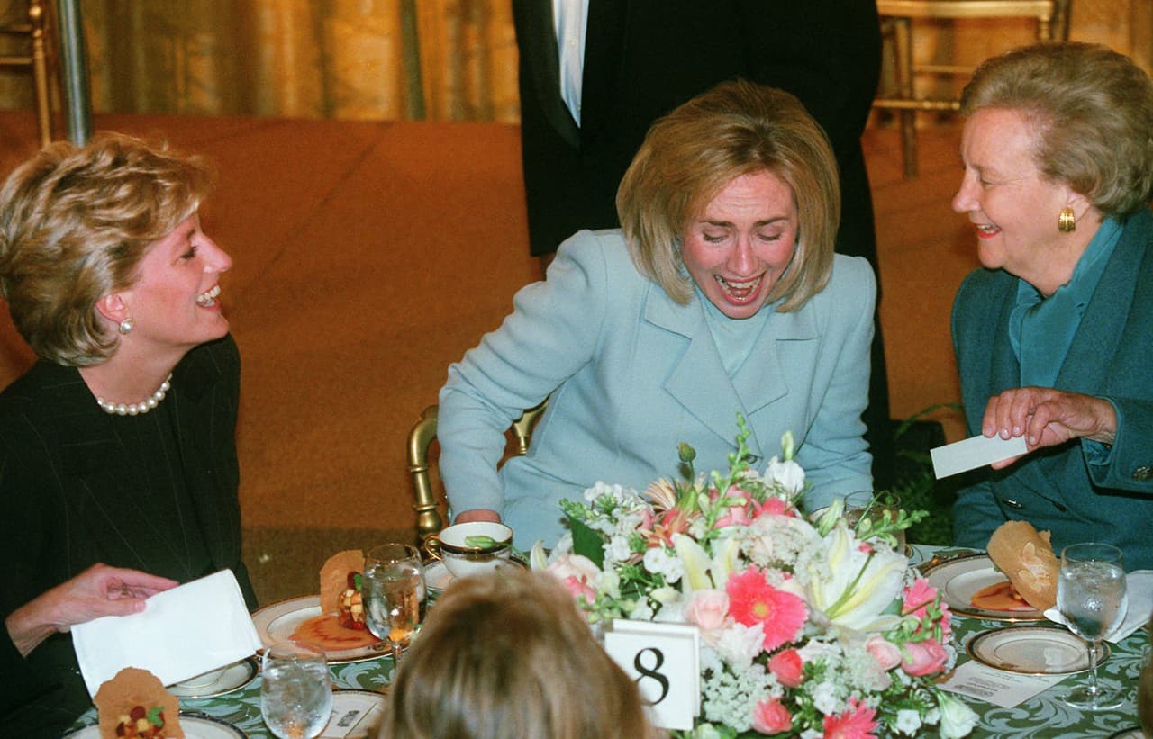 La princesa Diana en la Casa Blanca en 1996, cuando recién se había separado de Carlos de Gales. Los encuentros con la futura candidata presidencial estadounidense se repitieron en varias ocasiones.