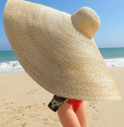 Con una serie de fotografías, la actriz dejó ver que el sombrero era más grande que ella, hasta cubrir su diminuta cintura.