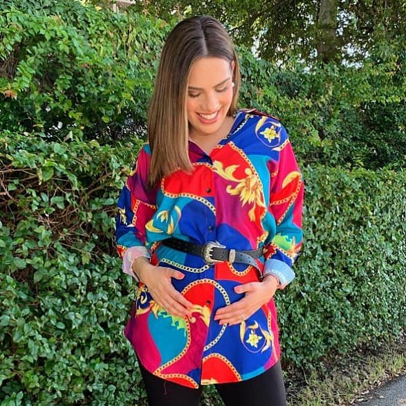 Esta semana, Andrea Chediak llegó al show para presentar lo mejor de la tendencia Barroco. En esta imagen la vemos luciendo su pancita de cinco meses de embarazo usando una blusa de este estilo.