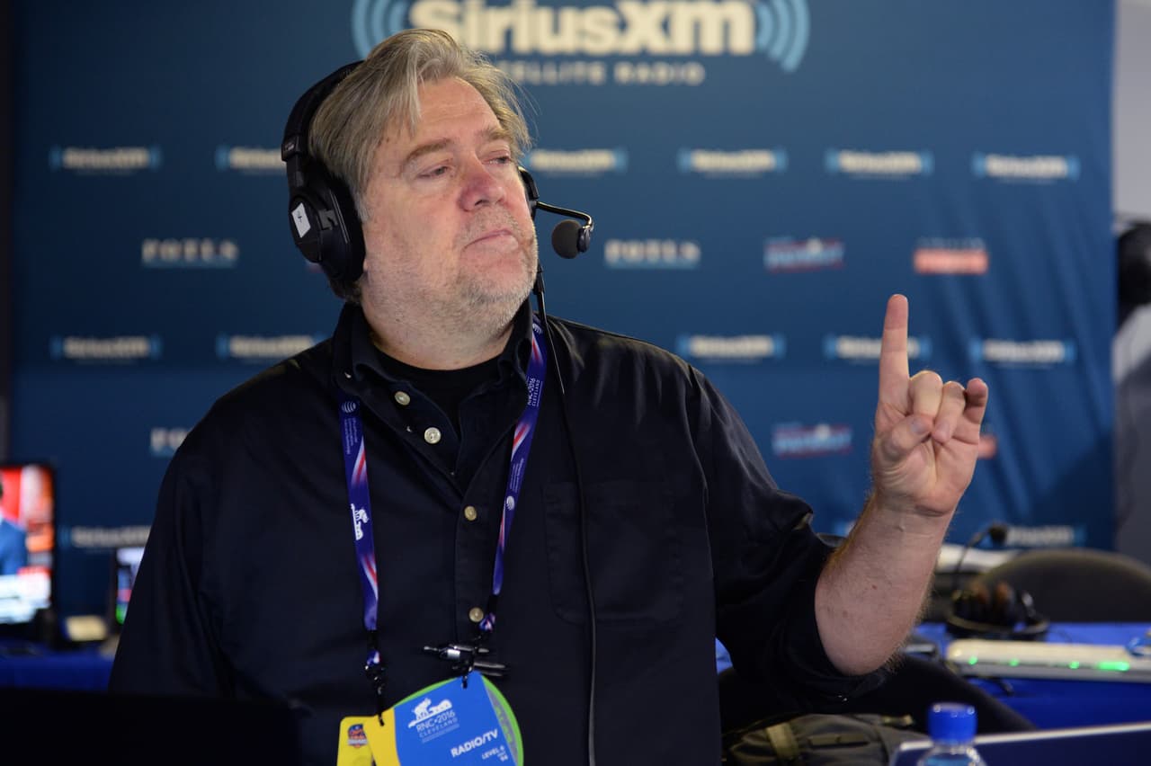<b>Stephen Bannon, asesor de estrategia política</b>. Es un personaje inquietante por su historial como presidente ejecutivo del medio digital 
<i>Breitbart News,</i> que ha difundido durante meses ideas contra los judíos, las mujeres y los inmigrantes indocumentados. Ejerció como oficial naval y como banquero en varios países. Se ha declarado admirador de Lenin y ha dicho que 
<i>Breitbart</i> es "una plataforma" para el grupo antisemita Alt-right.