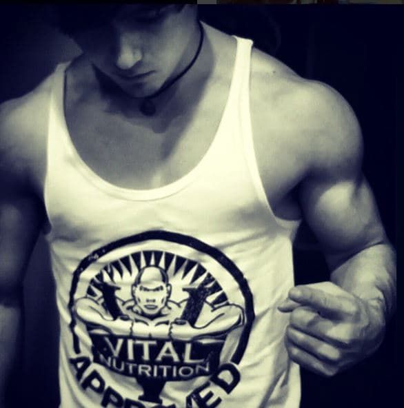 A sus 20 años, se ha centrado en la música como plan de vida y no quiere dedicarse a otra cosa más que a eso.