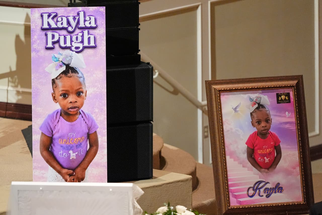 Fotografías de Kayla Pugh se exhiben durante los servicios funerarios de los ocho niños que murieron en un tiroteo masivo el mes pasado, el sábado 9 de mayo de 2026, en la Iglesia Bautista Summer Grove en Shreveport, Luisiana. (Foto AP/Gerald Herbert)