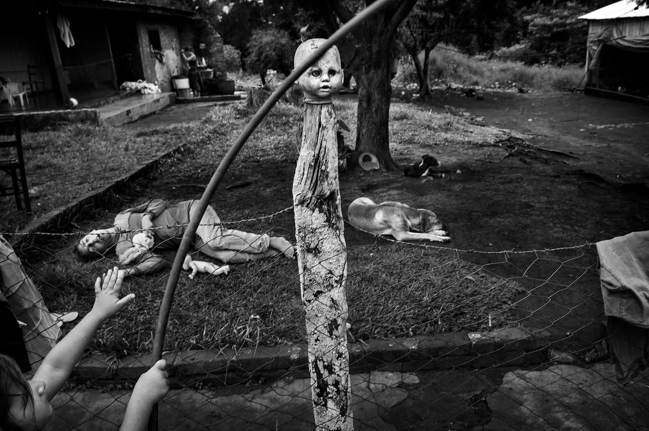 Andrea Gotin era una niña sana hasta los ocho años, cuando inhaló bromometano y permaneció nueve días en cuidados intensivos. La fiebre que padeció luego de inhalar la sustancia afectó la función motora de su cerebro. Ella necesita un trasplante de riñón y tiene que someterse a diálisis tres veces por semana. Su hermano Ademir (20 años) sufre de discapacidad mental grave. Su padre, Darío Gotin, falleció el día que supo que no podría le hacer el transplante de riñon a su hija, en 2010. Alicia Baja, Colonia Auror, Provincia de Misiones.