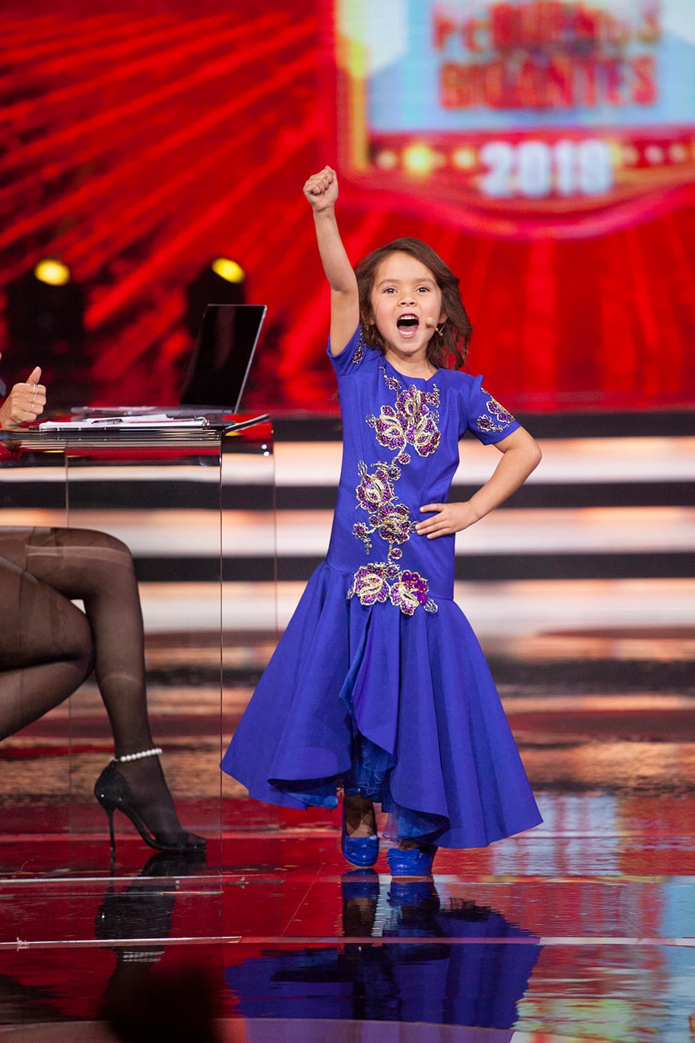 Danna Zermeño llegó a Pequeños Gigantes usando un vestido que nos hizo pensar en Jenni Rivera, 'La Diva de la Banda'. Y es que según contó esta pequeña tapatía de cinco años, fuera de la competencia es conocida como 'La Divita de la Banda'.