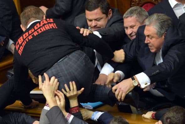 El debate sobre si permitir que el ruso sea idioma oficial en algunas zonas de Ucrania ha acabado con una monumental pelea entre los diputados de la Rada.