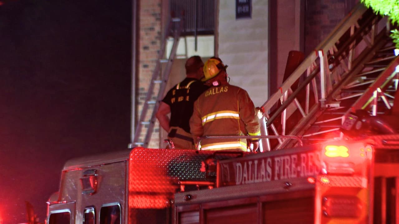 Poco después de las 4 a.m. de este martes,
<b>un incendio sorprendió a los residentes de un complejo de apartamentos</b> ubicado en el
<a href="https://maps.app.goo.gl/gcH99M1Xg6u6HoqQ7" target="_blank">1615 de John West Road</a>. Al llegar, los equipos de Dallas Fire Rescue encontraron
<b>llamas saliendo del techo de un edificio de tres pisos.</b> El panorama obligó a cambiar la estrategia de inmediato:
<b>el combate al fuego pasó a ser totalmente defensivo.</b>