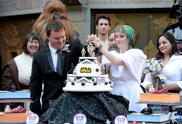 Si eres hombre, tus padres sólo se harán cargo del 12 por ciento, aunque tu futura esposa y tú estrenarán esta nueva etapa con un gasto (o peor, una deuda) de casi 20 mil dólares.