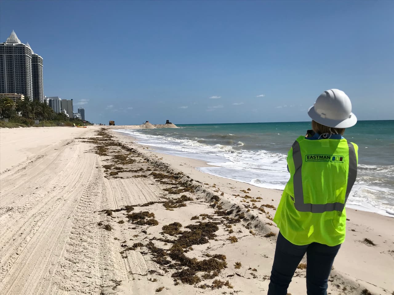 La comisionada de Miami-Dade Eileen Higgins, visito el área y aseguró que el espacio de la arena está de tres a cuatro veces más ancha. 
<br>