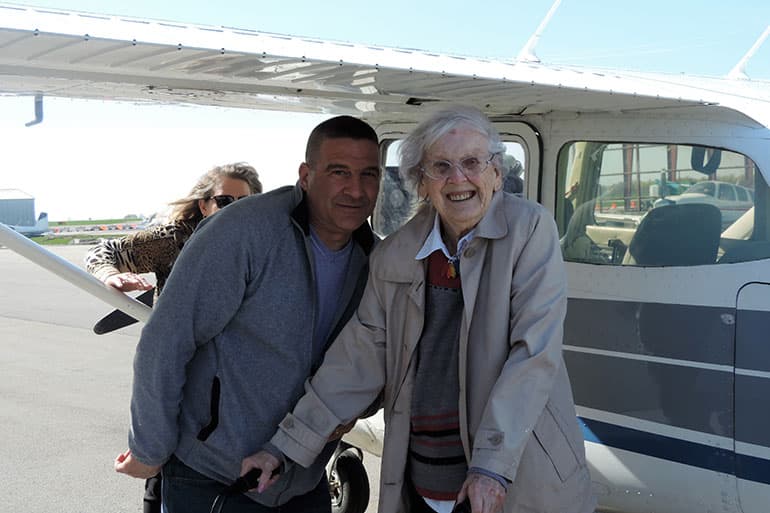 El propietario de Mount View David Tosetto acompaña a Mildred "Milly" Reeves en su vuelo en un Cessna modelo 172.