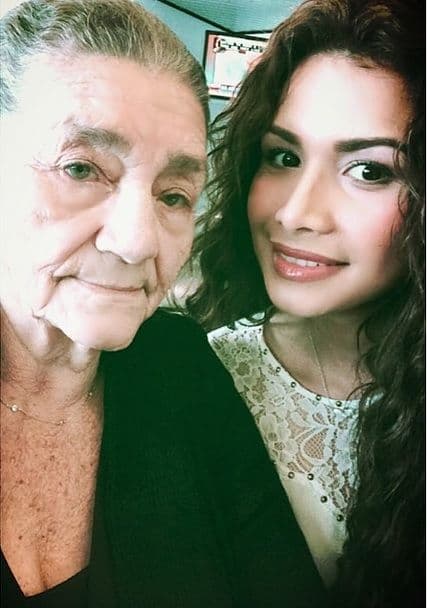 También Marisela nos demuestra el por qué de su belleza. Junto a su amada abuela.