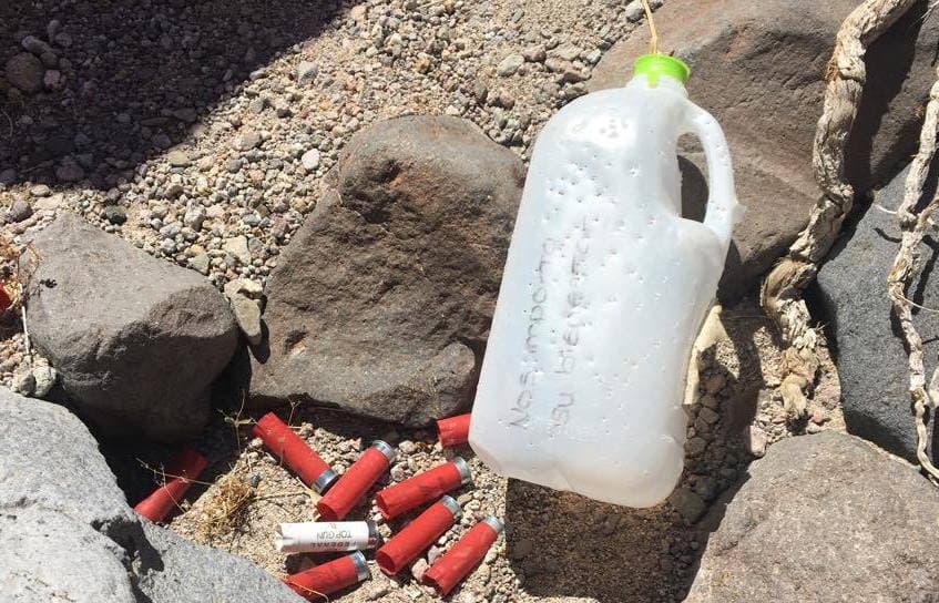 Denuncian la destrucción de más de 50 garrafas de agua que una ONG dejó en el desierto para migrantes