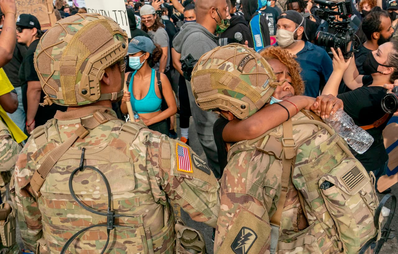 Una joven abraza a un Guardia Nacional, cuyas tropas fueron desplegadas en la ciudad para represar los saqueos y destrucción que infiltrados a las manifestaciones causaron en varias ciudades del sur de California.
<br>
<br>