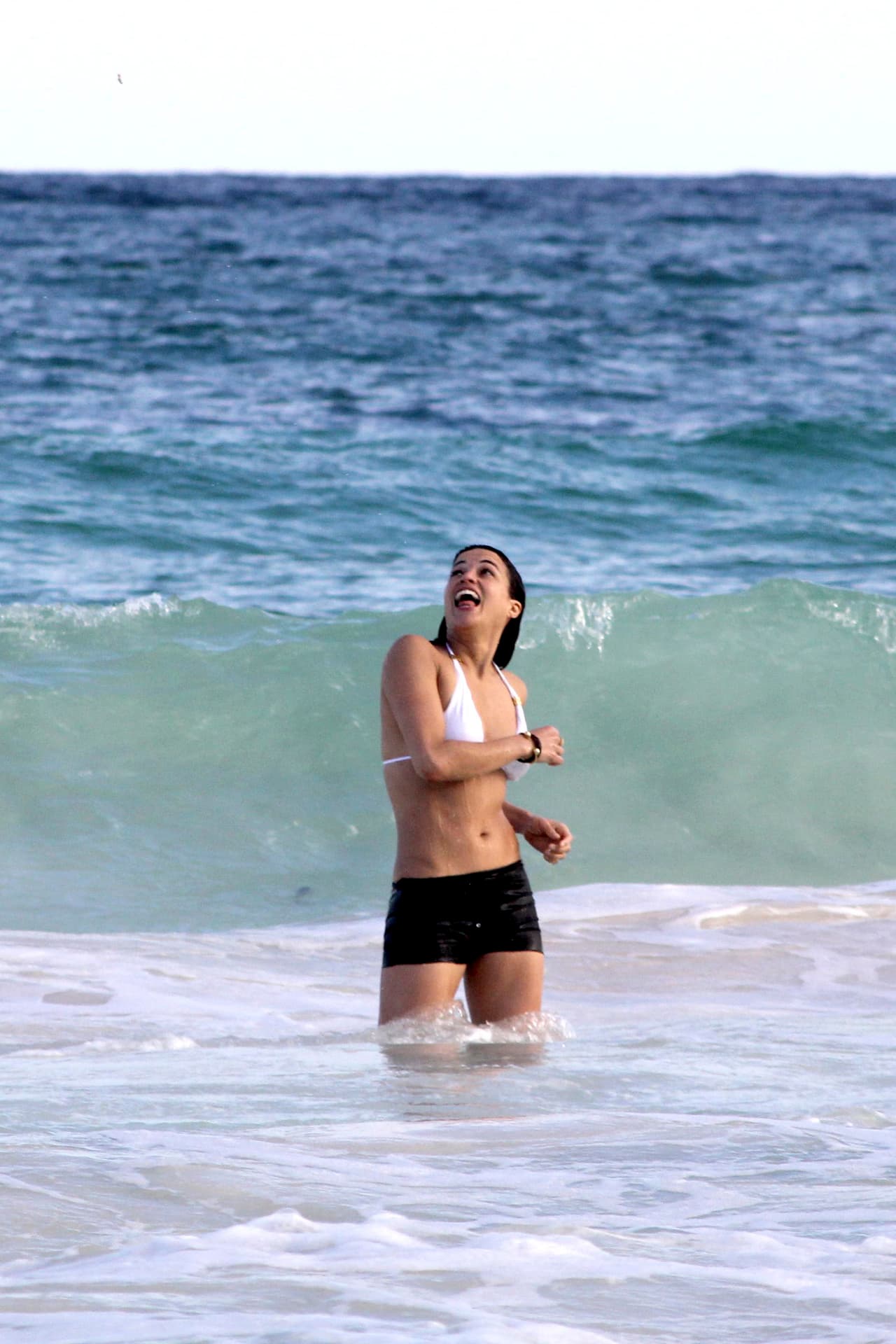 La actriz estaba súper contenta mientras mostraba esas curvas femeninas, cuando de repente...