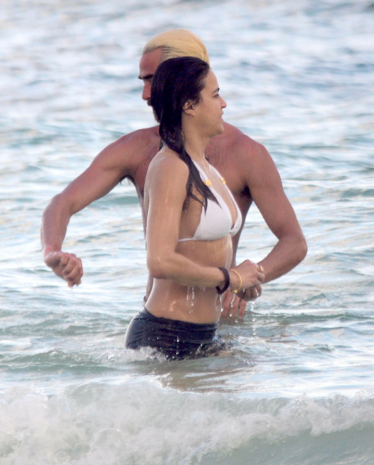 Michelle estaba con un amigo nadando en la paradisíaca playa mexicana.