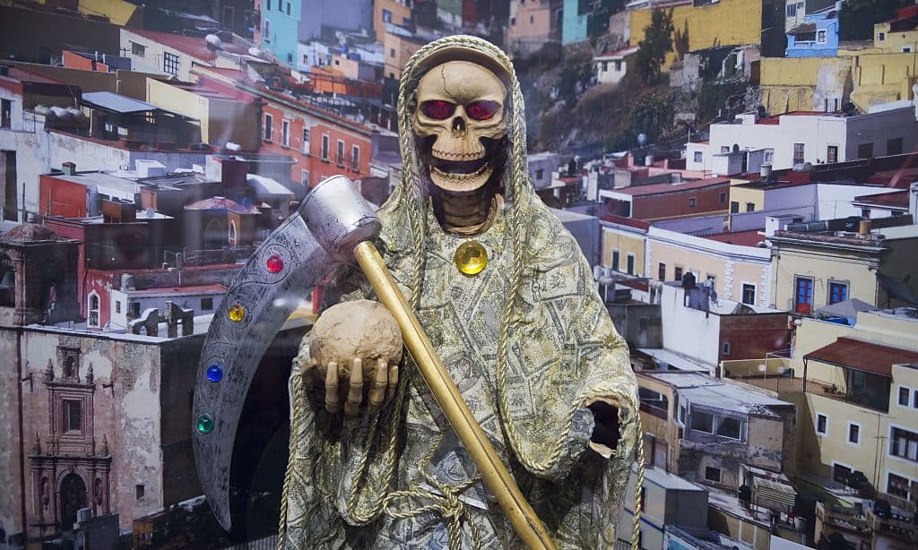 Se le llama la Santa Muerte, la Santísima Muerte, la Niña Blanca o, simple y sencillamente, la Muerte. Se ha convertido en una popular figura mexicana objeto de culto pero también de mucha polémica, debido a lo que representa y a quienes la veneran. ¿Qué hay detrás de tanta controversia?