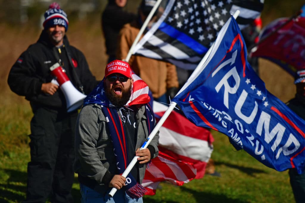 Trump cierra su campaña radicalizando su discurso para hablarle a su base más ferviente, ¿le servirá?