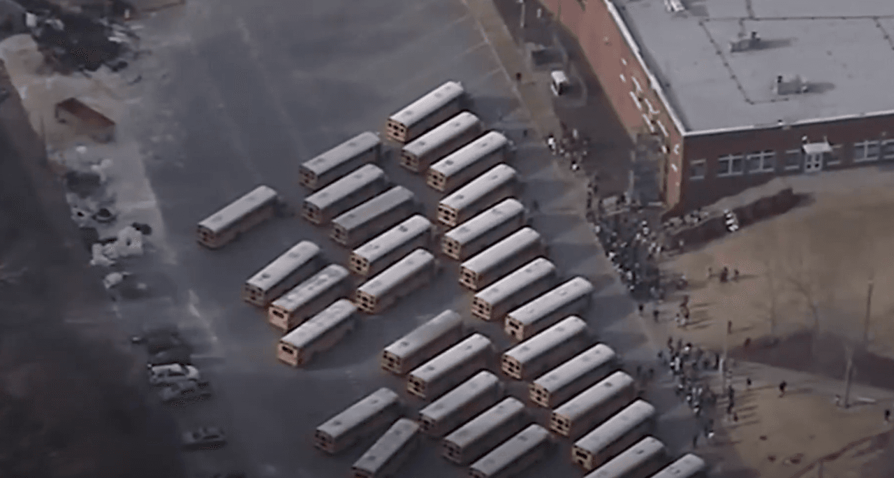 Dos personas resultan heridas en un tiroteo en el estacionamiento de una escuela en el condado Cobb