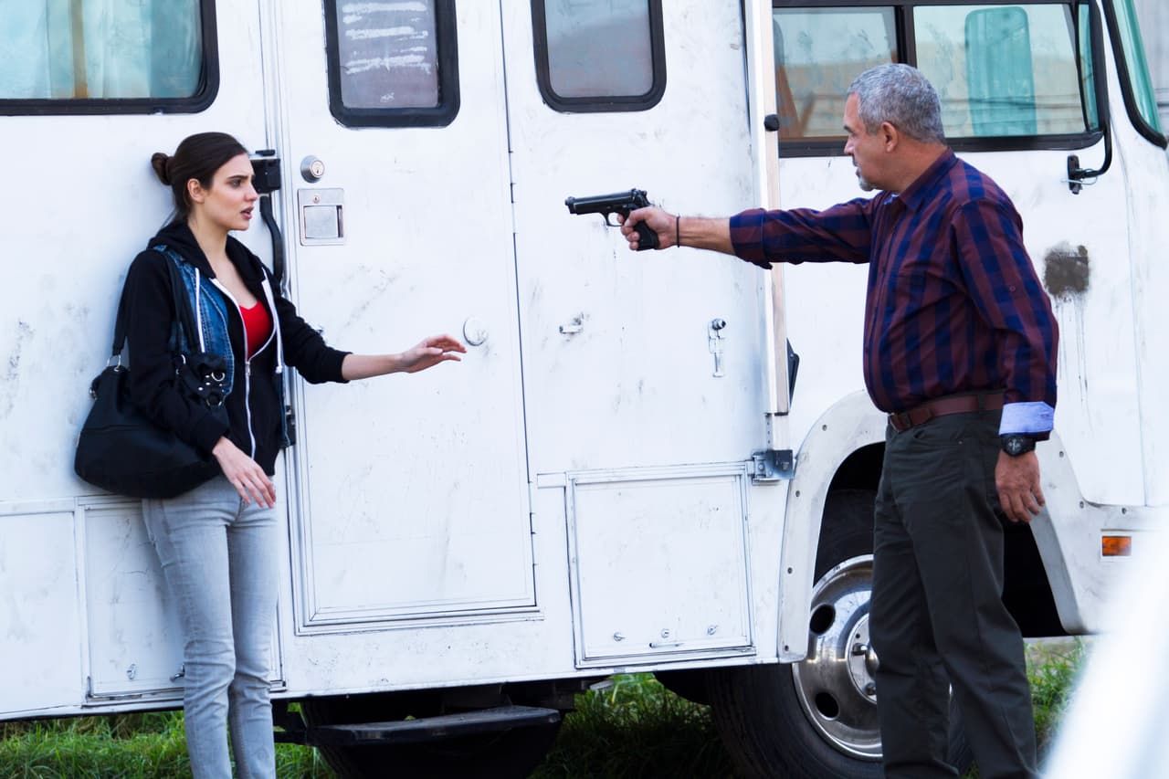 Por su parte, 
<b><a href="http://www.univision.com/series/la-piloto/macarena-agacha-es-olivia-nieves-en-la-piloto">Olivia</a></b> desea vengar la muerte de su parte y rescatar a su hermano Cristian de las garras de los Lucio.